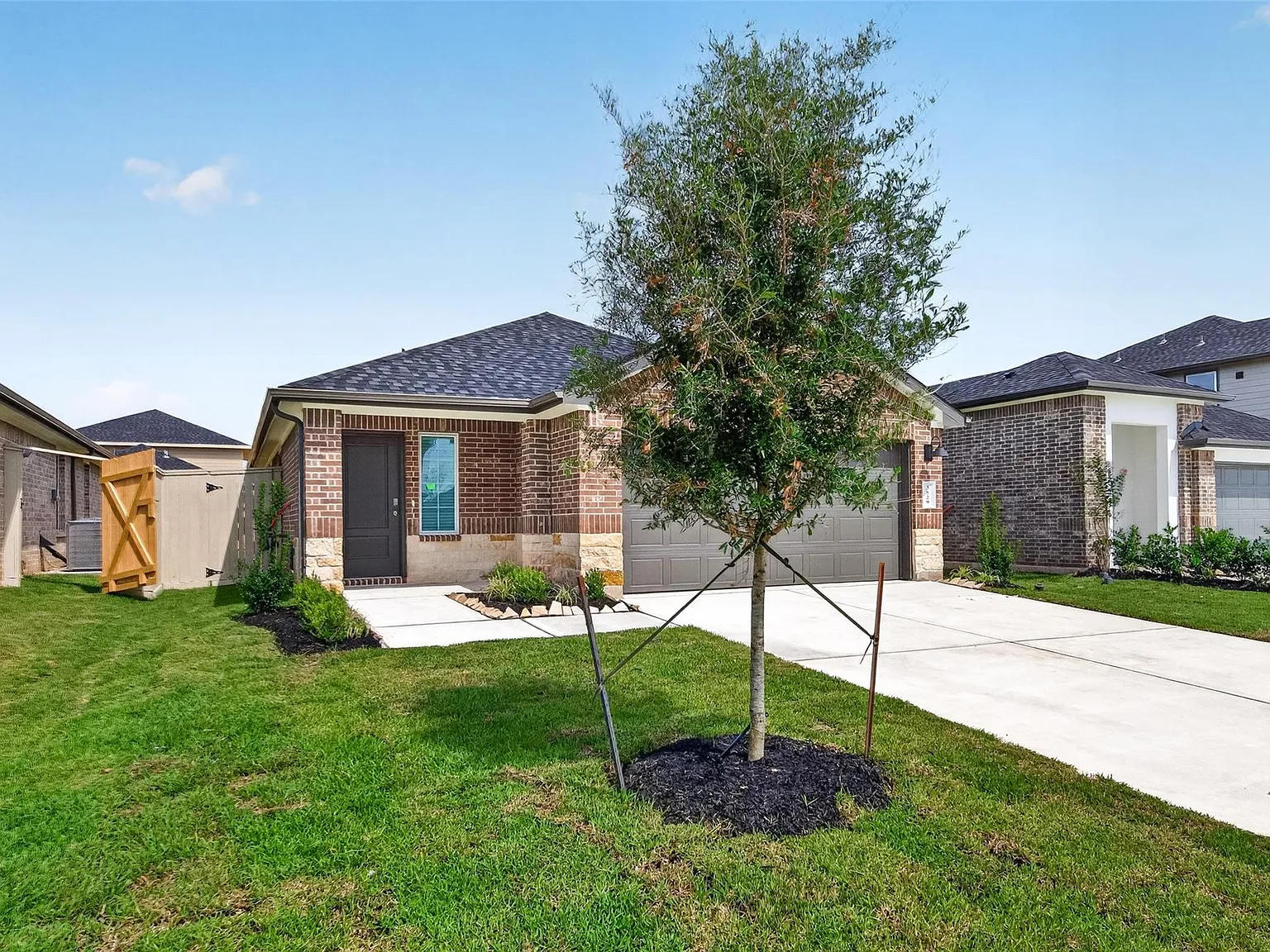 3 bed, 2.0 bath, 1396 sqft, $2,350 — Photo 2
