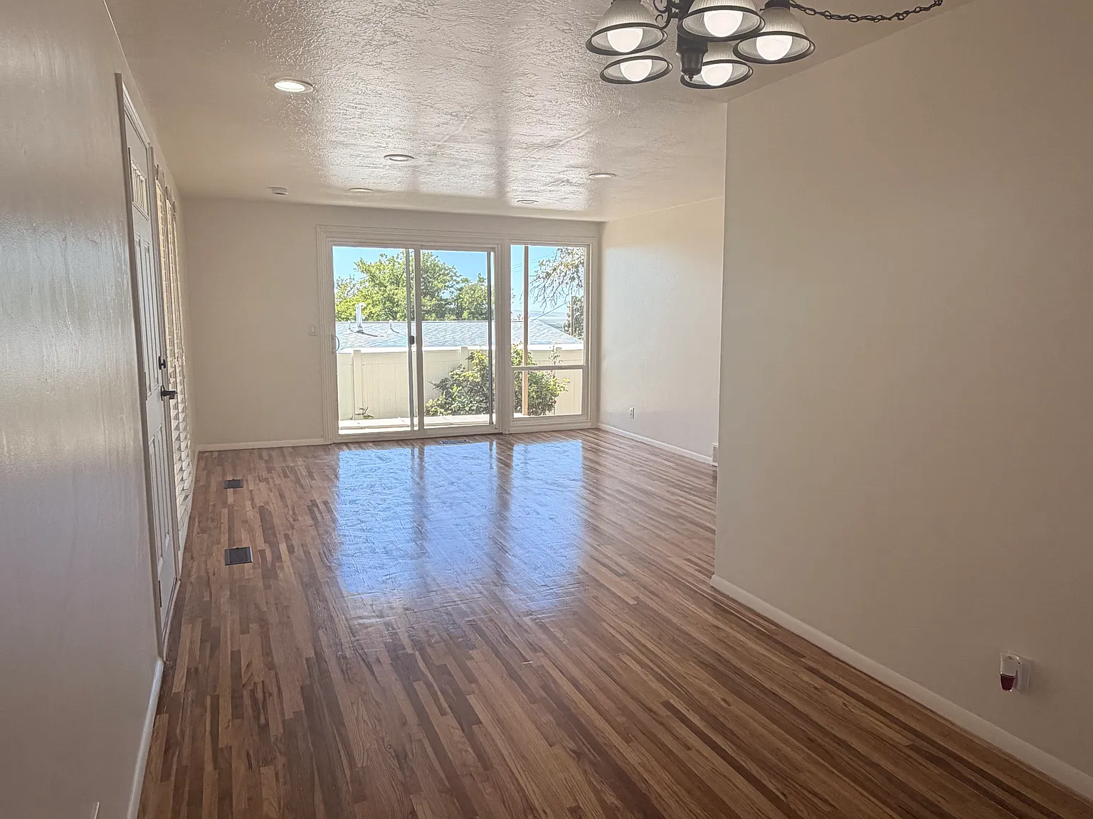 3 bed, 1.5 bath, 2146 sqft, $2,450 — Photo 2