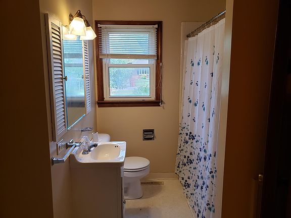 4th image of 702 Hill Top Dr