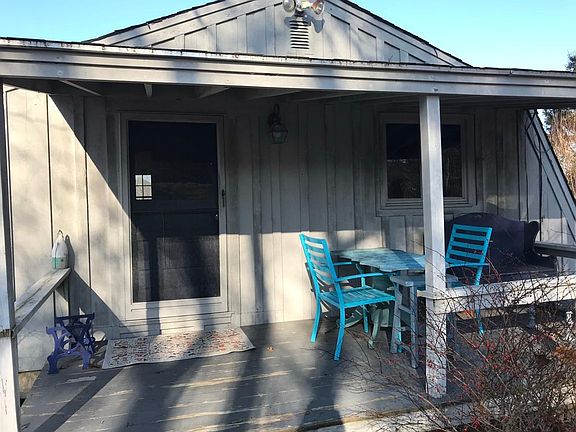 Front porch to the waterfront cottage