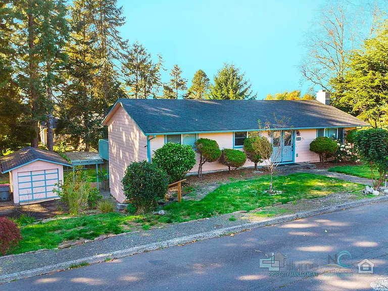 242 Hemlock St — Photo 4