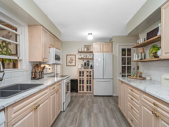 3rd image of 9727 Hazel St