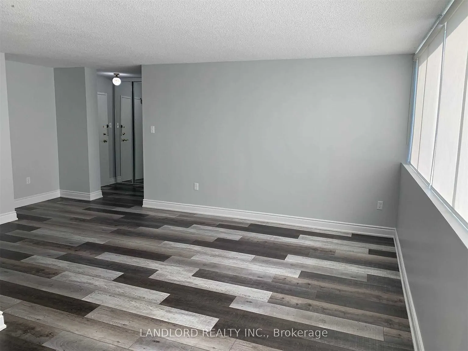 3590 Kaneff Cres — Photo 4