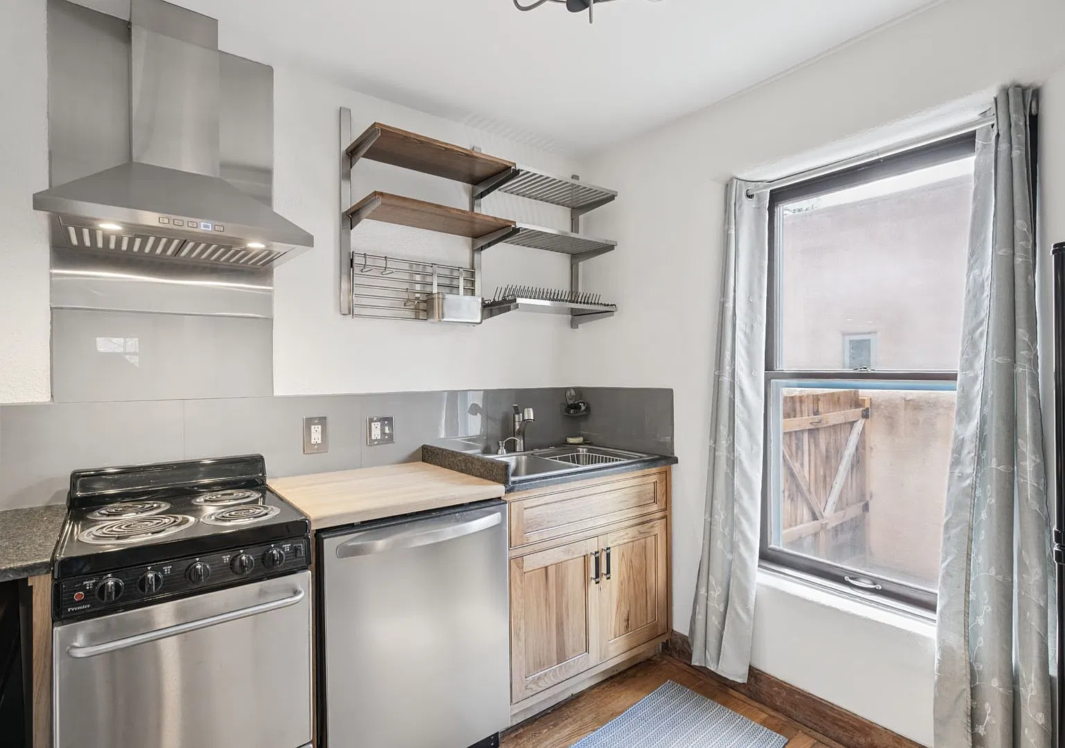626 B Gomez — Photo 2