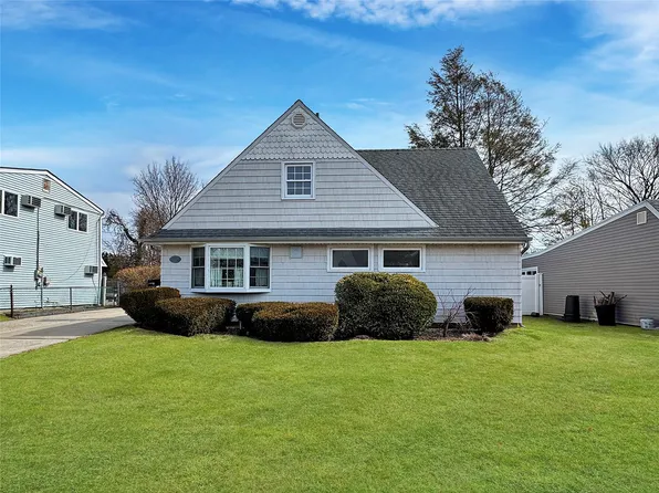 183 Kingfisher Road, Levittown, NY 11756