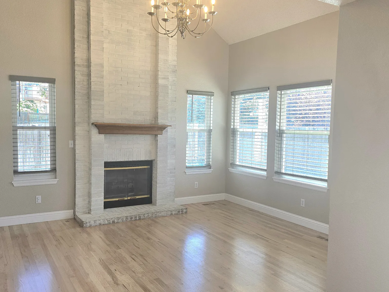 5 bed, 2877 sqft, $3,400 — Photo 3