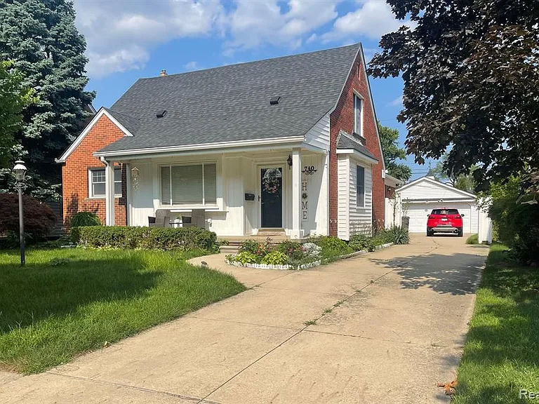 740 N Vernon St — Photo 1