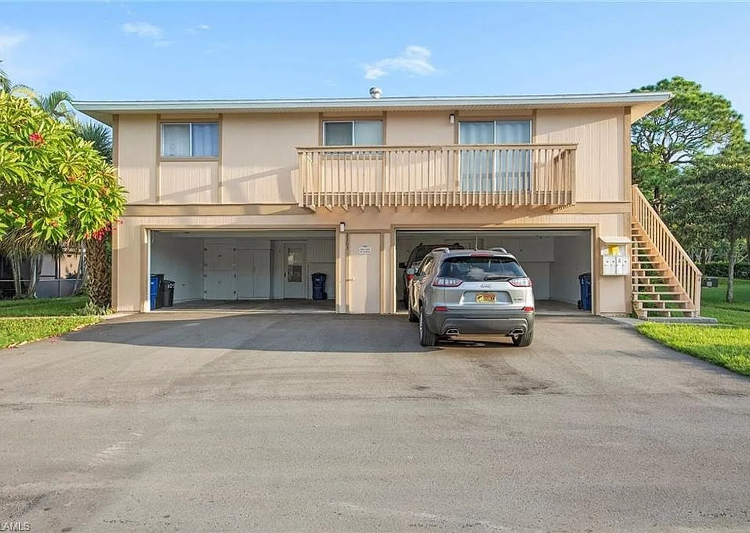 2 Bedroom Condo with One Car Garage — Photo 1