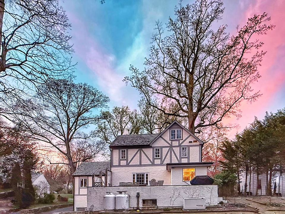 1st image of 8 S Woods Ln