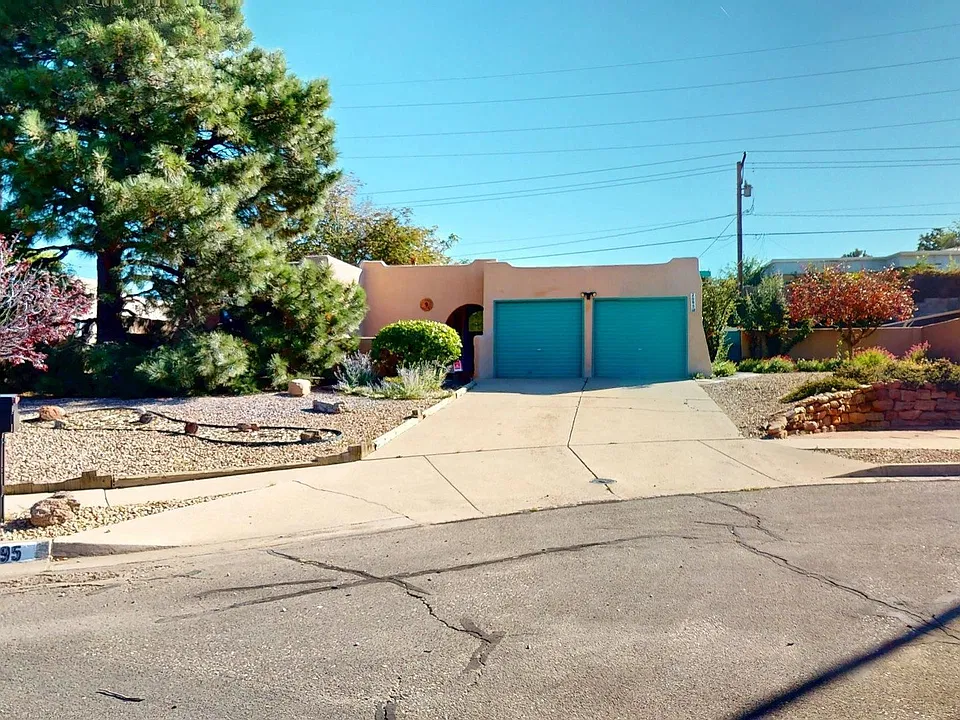 2095 Avenida De Las Alturas