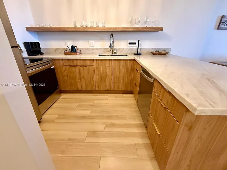 2301 Collins Ave #1121 — Photo 6