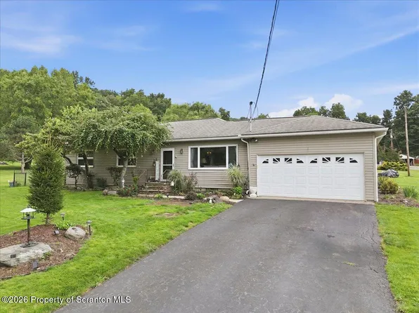 9 Overbrook Est, Dallas, PA 18612