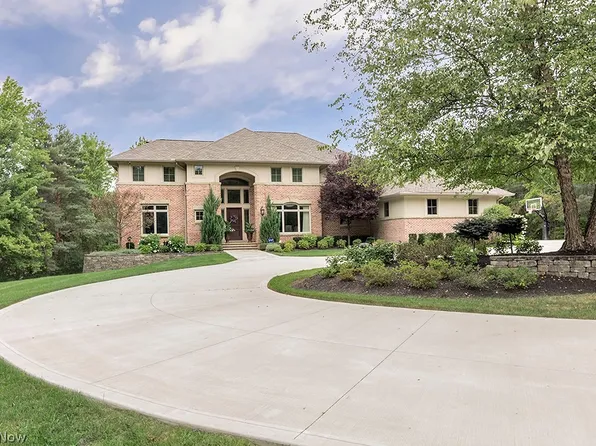 104 Partridge Ln, Chagrin Falls, OH 44022