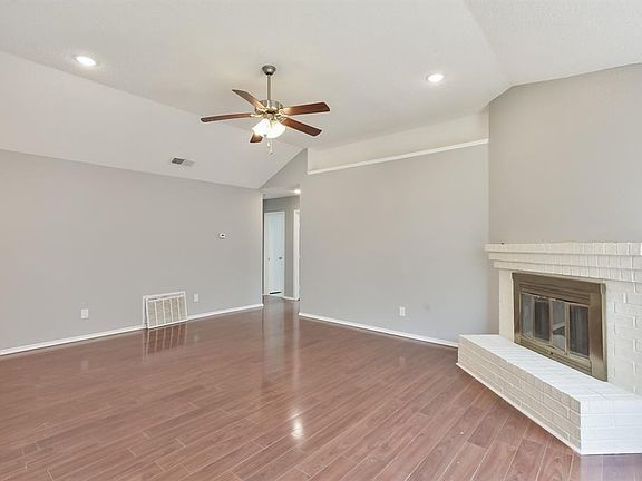 4th image of 404 Valley Mills Dr