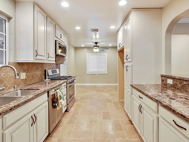 5923 Jumilla Ave — Photo 20