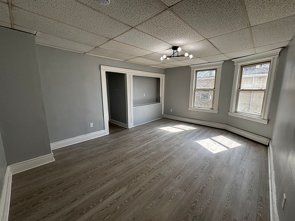 1st image of 70 Eaton Pl #4
