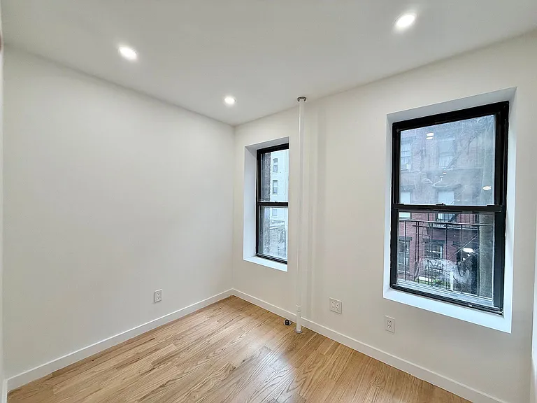 124 E 4th St #7 — Photo 5