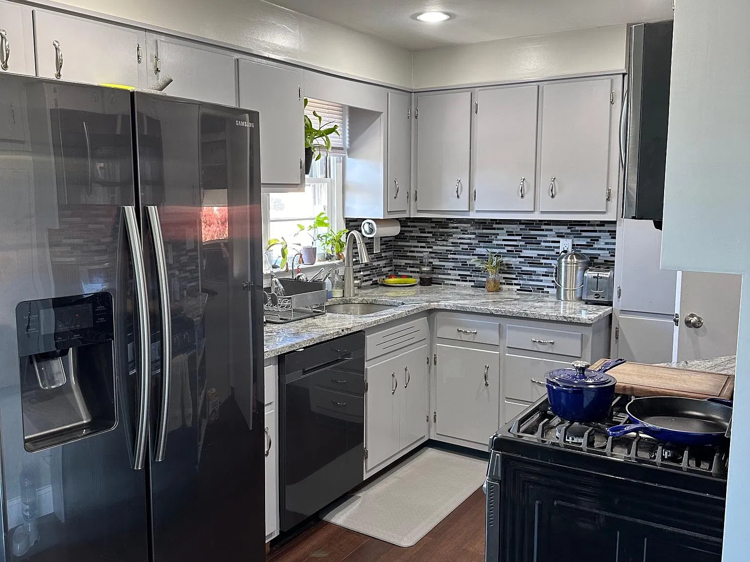 3 bed, 960 sqft, $3,200 — Photo 3