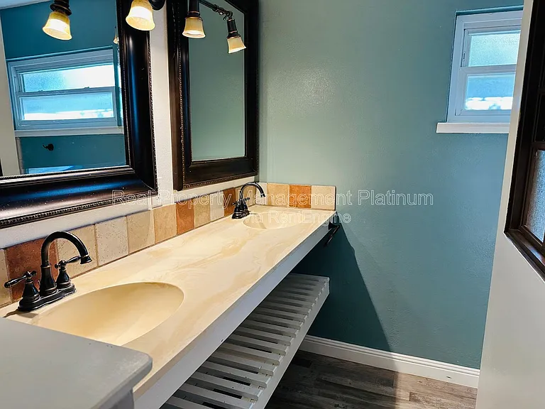 9077 N Fowler Ave — Photo 11