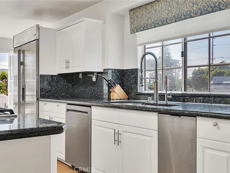 1021 Avenue D — Photo 55