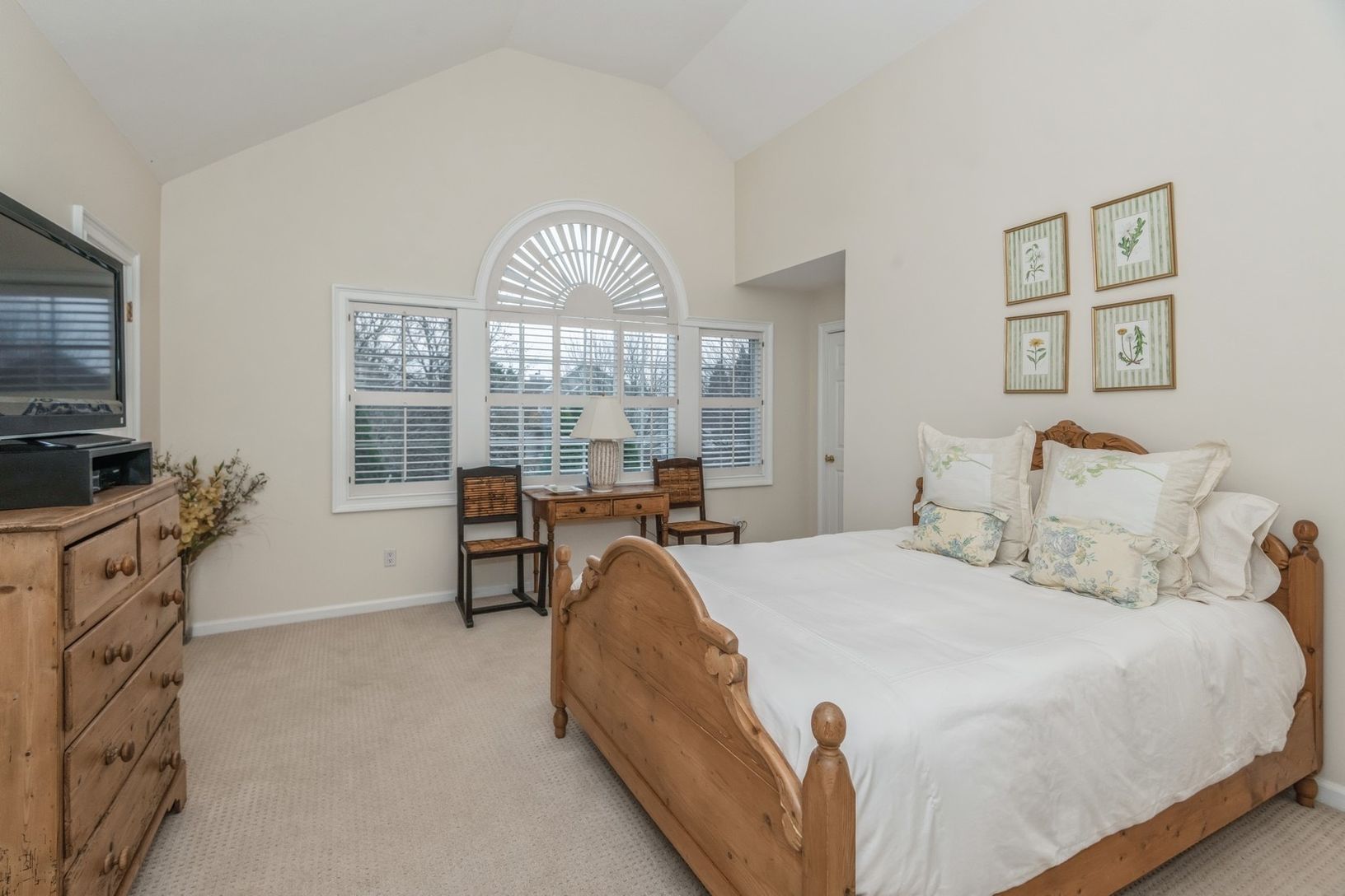  Upstairs Guest Bedroom With En-Suite Bathroom