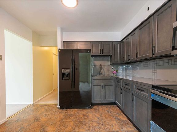 4th image of 10520 27th Ave