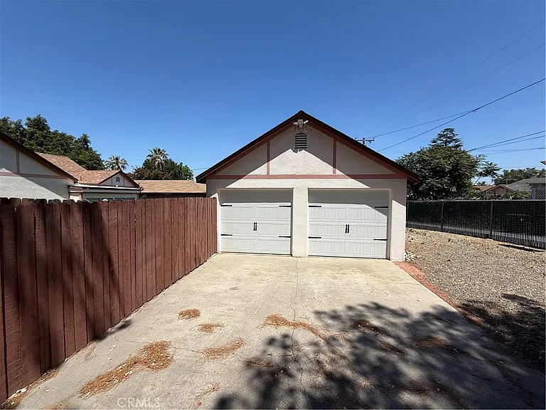 929 E Grand Blvd — Photo 22