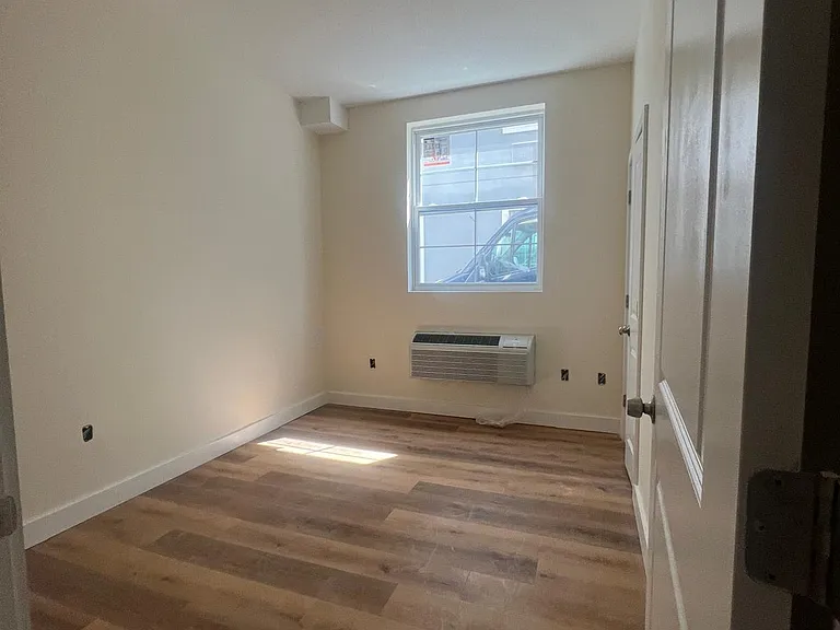 E 218th St — Photo 3