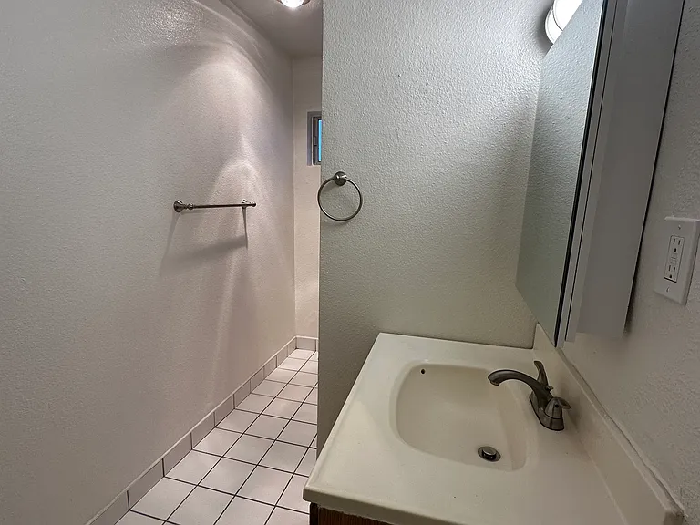 Courtyard Square Apartments — Photo 41