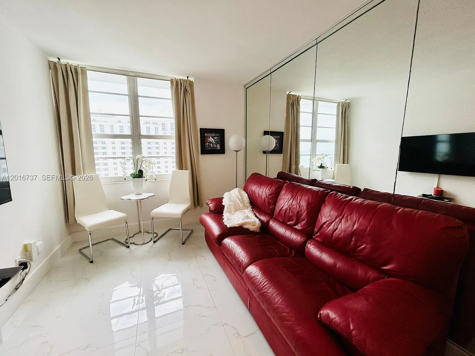 The Decoplage Condo — Photo 2