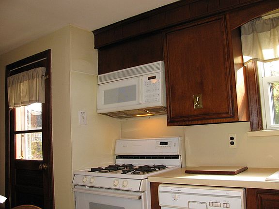 Small but eat-in kitchen
