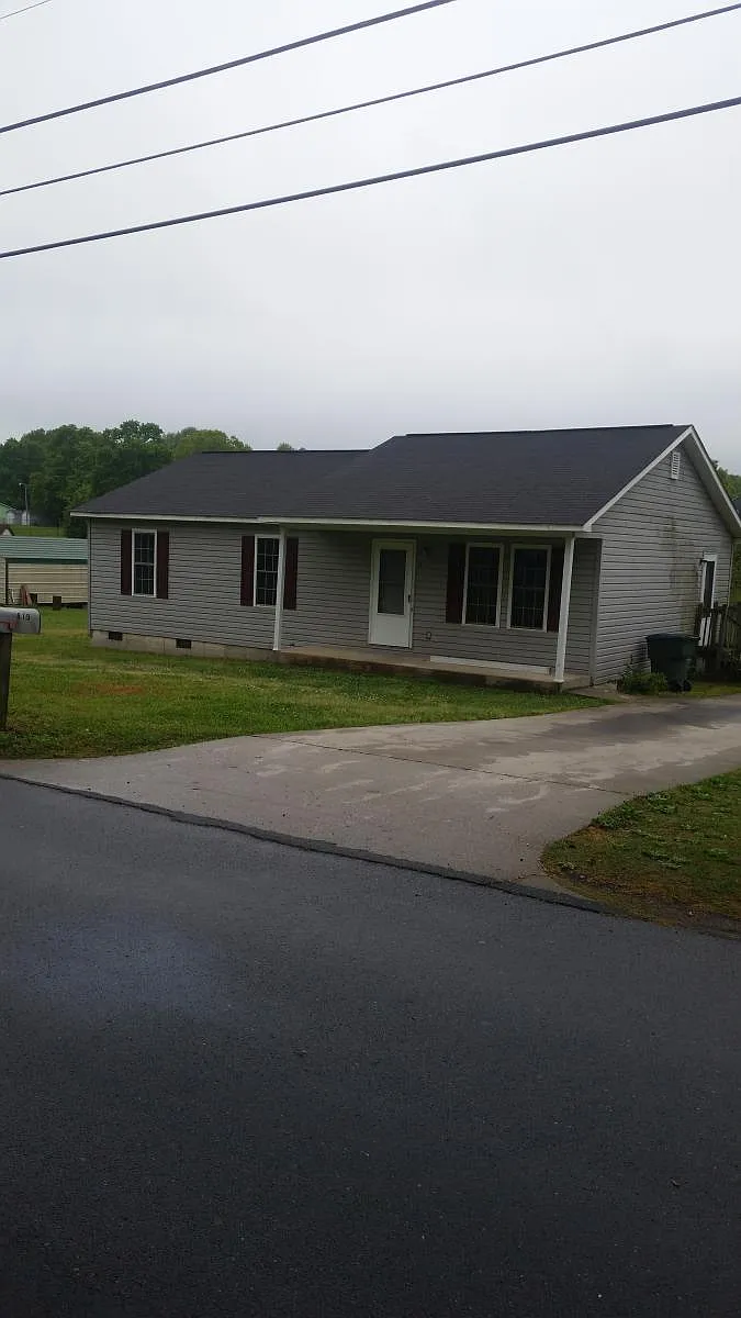 nice size yards.great neighborhood - 919 Baker Blvd