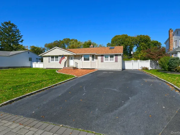 185 S Plaisted Avenue, Smithtown, NY 11788