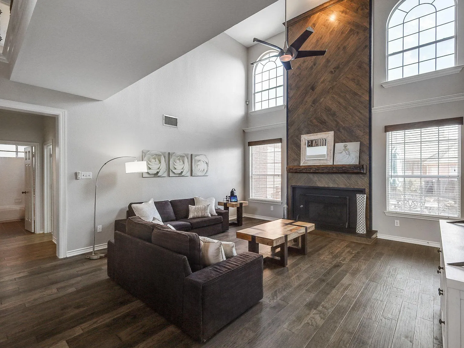 5 bed, 2900 sqft, $9,750 — Photo 3