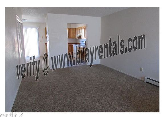 3192 Hill Ave. #1 living room