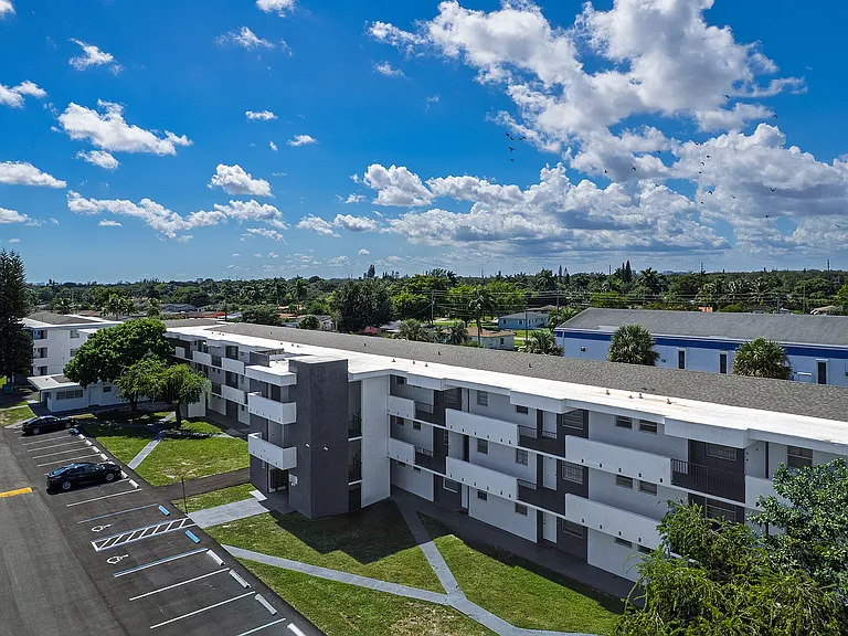 17-web-or-mls-LakeShore_Presidential_DJI_0261