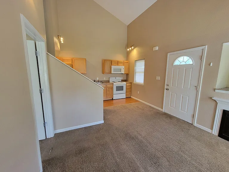 316 E Davis St #D — Photo 6