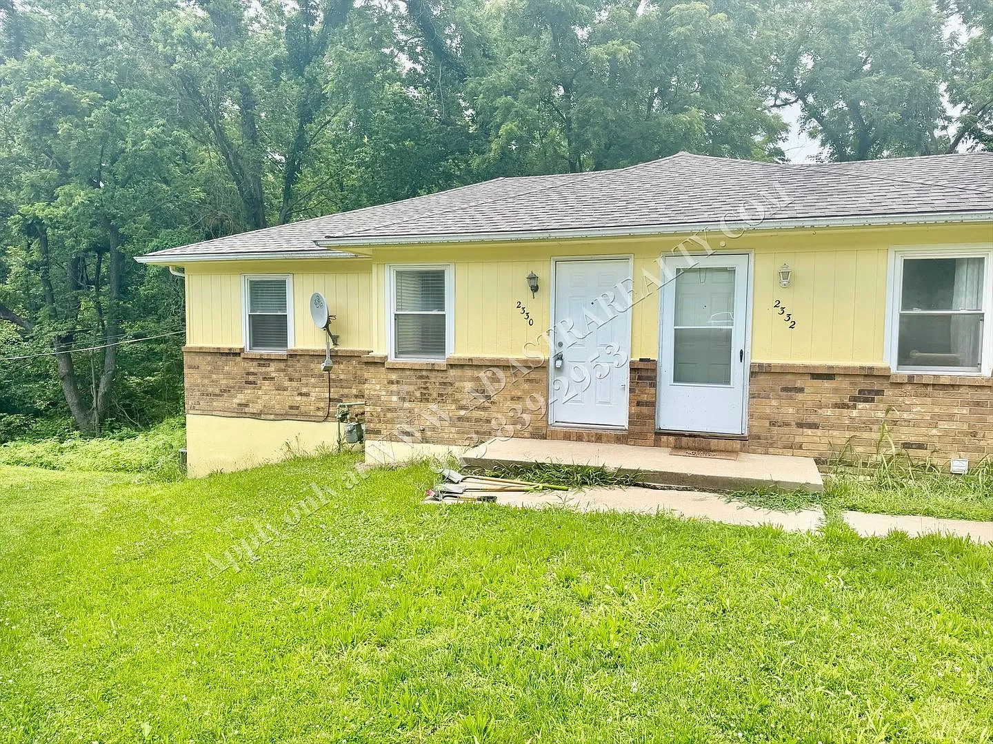 Beautiful 2 Bedroom Home in KCK-Available NOW! — Photo 1