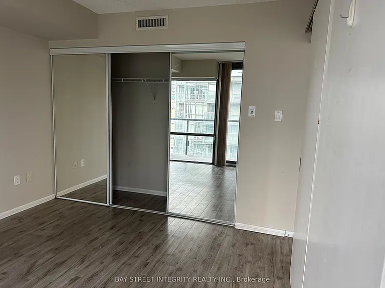 37 Grosvenor St #1110 — Photo 16