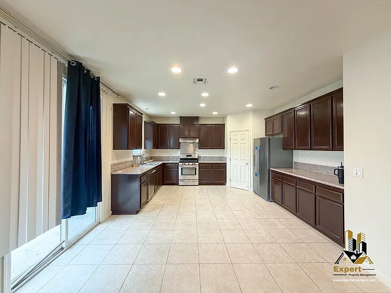 4 bed, 2.5 bath, $3,195 — Photo 4