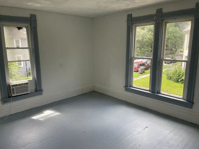 2431 Fox Ave — Photo 9