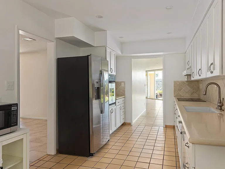 2075 Linda Flora Dr — Photo 8