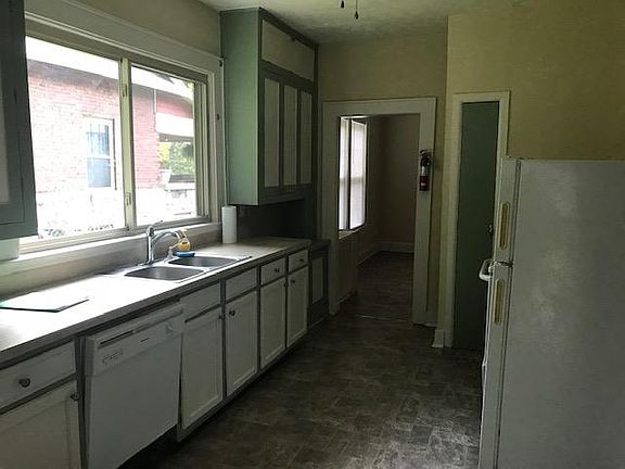 2nd image of 2531 Woodbine Ave