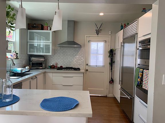 Kitchen with high end appliances and peninsula