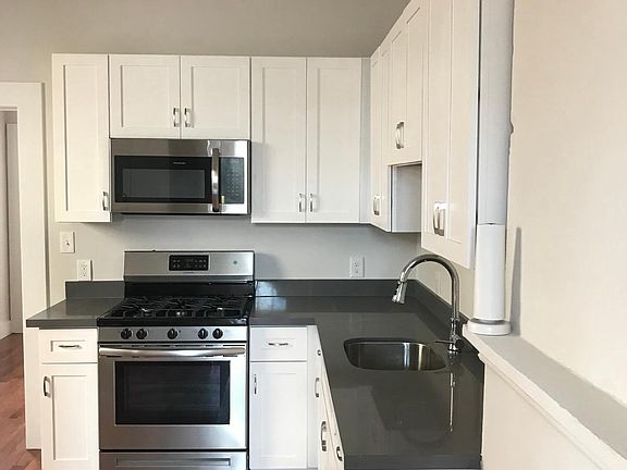 5th image of 830 Belleville St