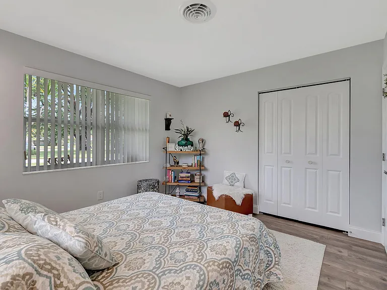 302 Venice Dr — Photo 22