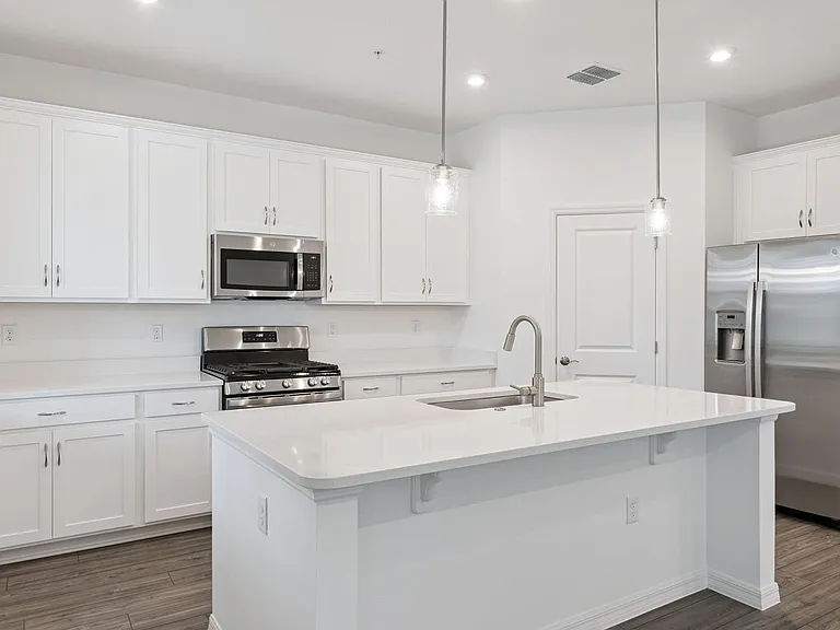 523 Orient Ave — Photo 7
