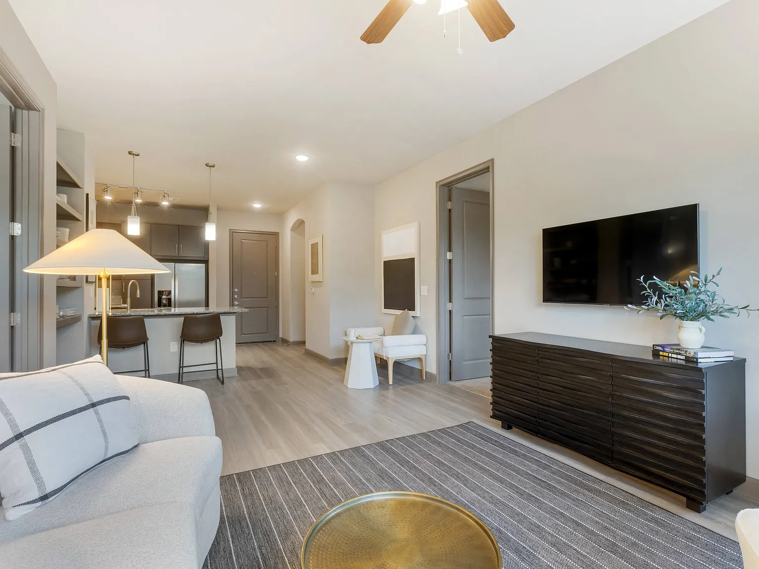 Radius West Midtown — Photo 4
