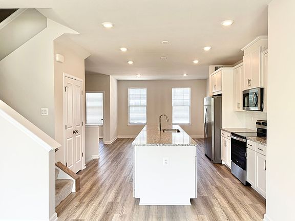 5th image of 162 Whitson Woods Pl