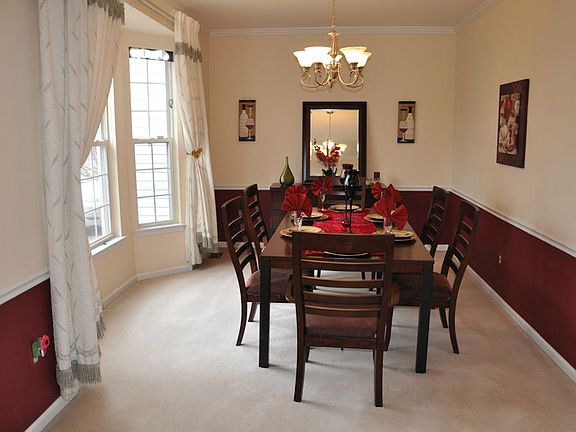 dining room w/bay window